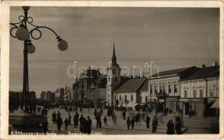 Marosvásárhely, Targu Mures; Széchenyi tér, Solymossy, Szőnyi Éva, Szabó Miklós üzlete, Singer varrógép bolt, templom / square, shops, church (fl)