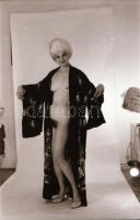 cca 1979 Minden modell gyönyörű, szolidan erotikus felvételek, 13 db vintage negatív + 2 db mai nagy...