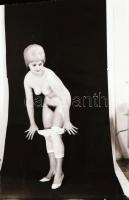 cca 1979 Minden modell gyönyörű, szolidan erotikus felvételek, 13 db vintage negatív + 2 db mai nagy...