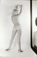 cca 1974 Pásztorórák lakásban és műteremben, szolidan erotikus felvételek, 13 db vintage negatív + 2...