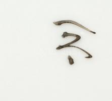 Jelzett kínai tálka (apró csorbákkal) és kis váza, kézzel festett,  jelzett, m: 12,5 cm, d:14 cm