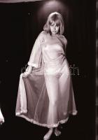 cca 1977 Ide nézz a szemembe, szolidan erotikus felvételek, 13 db vintage negatív + 2 db mai nagyítá...