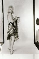 cca 1975 Csalafinta mutatványok, szolidan erotikus felvételek, 13 db vintage negatív + 2 db mai nagy...