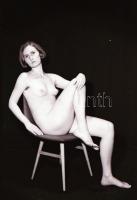 cca 1975 Csalafinta mutatványok, szolidan erotikus felvételek, 13 db vintage negatív + 2 db mai nagy...