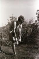 cca 1983 A természet szeretete, szolidan erotikus felvételek, 13 db vintage negatív + 1 db mai nagyí...