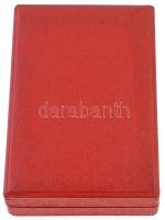 1957. "Szocialista Munkáért Érdemérem" zománcozott fém kitüntetés mellszalagon, szalagsávv...