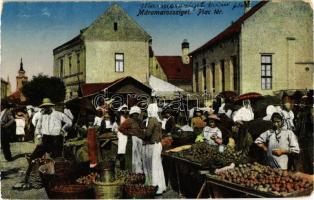 Máramarossziget, Sighetu Marmatiei; Piac tér, árusok / marketplace, market vendors (kis szakadás / small tear)