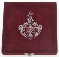 Csóka Zsuzsa (1962-) 2002. "Tessedik Sámuel Főiskola" ezüstözött fém emlékérem, hátoldalán...