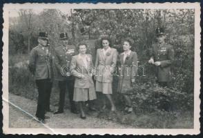 1943 Honvédségi magas rangú tisztek Galavácson, fotó, hátulján feliratozva, 6×9 cm
