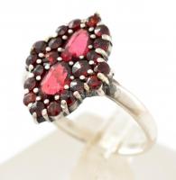 Ezüst(Ag) gránát kövekkel díszített gyűrű, jelzett, méret: 53, bruttó: 2,2 g