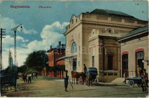 Nagykanizsa, vasútállomás, lovashintók. Erdős Lajos kiadása (lyukak / pinholes)