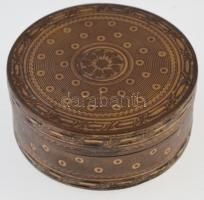 Kis kerek fémdobozban 9db fémpénz és emlékérem, közte 1947. 5Ft Ag "Kossuth" T:vegyes