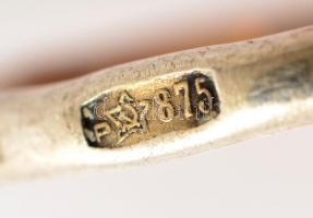 Ezüst(Ag) gyűrű, borostyánnal, jelzett, méret: 58, bruttó: 3,3 g