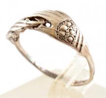 Ezüst(Ag) gyűrű, jelzett, deformációval, méret: 52, nettó: 1,1 g