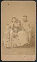 1860-1870 Nagyváradi család portréja, Nagyvárad, Lojanek János műterméből, keményhátú fotó, a hátoldalán névbejegyzéssel, a felületén folttal, 10x6 cm