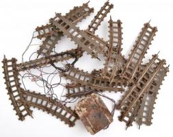 Régi játékvasút elemek, sínek, 1 db mozdony, 2 db kocsi