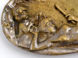 Fekvő női aktos dekoratív fém tálka, kopásokkal, 20×11 cm