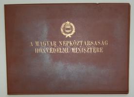 1974 Czinege Lajos honvédelmi miniszter aláírása műbőr tokos szolgálati adományozó oklevélen