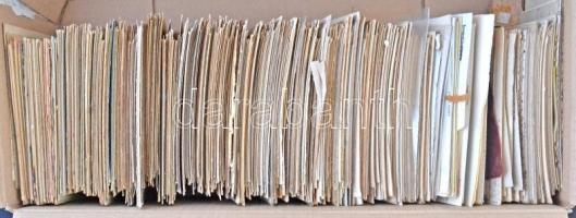 Egy doboznyi (kb. 1200 db) RÉGI motívumlap, sok művészlap, üdvözlőlap, hölgyek, litho is / Cca. 1200...