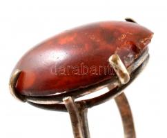 Ezüst (Ag.) gyűrű sérült borostyánnal, jelzés nélkül, méret:55, bruttó:4 g