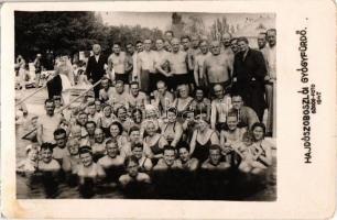 1947 Hajdúszoboszló, fürdőzők csoportképe a gyógyfürdő medencéjében. Görög photo (fl)