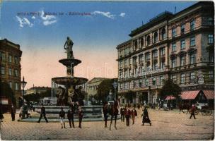 Budapest VIII. Kálvin tér, szökőkút, Gyógyszertár, villamos, Pesti Hazai Első Takarékpénztár Egyesület palotája, Nemzeti Múzeum, lovasrendőr (EK)