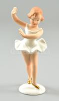 Wallendorf táncoló kislány, kézzel festett, jelzett, kis kopásnyomokkal, m: 15,5 cm
