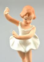 Wallendorf táncoló kislány, kézzel festett, jelzett, kis kopásnyomokkal, m: 15,5 cm