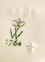 Wallendorf táncoló kislány, kézzel festett, jelzett, kis kopásnyomokkal, m: 15,5 cm