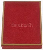 ~1970. "A Szövetkezeti Ipar Kiváló Dolgozója" zománcozott kitüntetés miniatűrrel együtt to...