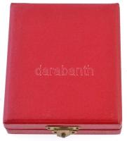 DN "Fővárosi Autótaxi Vállalat - 30 éves jó munkáért" kis emlékplakett, kitűzővel együtt, ...