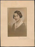 cca 1920 Szípál Márton Károly(1886-1966): Női portré, színezett, aláírt fotó, kartonra kasírozva, 17×11,5 cm