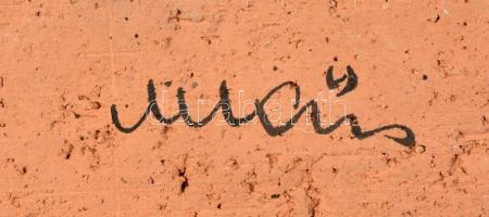 M Kiss Katalin (1941-): Fali kép, festett mázas kerámia, jelzett, apró máz hibákkal, 29×12 cm