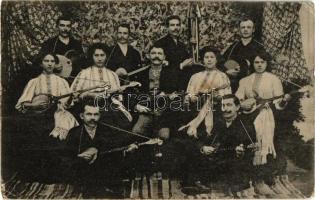 1912 Mosóc, Mosovce; Tamburasi v Mosovciach / A mosóci tamburás zenekar csoportképe. Hegedűs J. kiadása / tambura music band group picture (gyűrődés / crease)