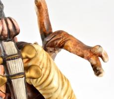 Utcazenész festett műgyanta, jelzett, lepattanással, fa talpazaton, d:25 cm, m:31 cm