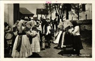 Zár, Zdiar (Tátra, Magas Tátra, Vysoké Tatry); Zdiarské kroje / hölgyek népviseletben, folklór. Kiadja Václav Sálus / ladies in traditional costumes, folklore