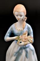 Hölgy virágcsokorral, jelzett, kézzel festett, apró kopásnyomokkal, m: 22 cm
