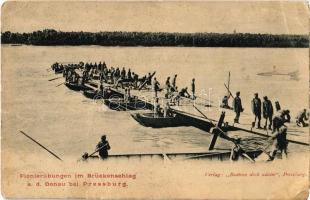 Pozsony, Pressburg, Bratislava; Hidászok hajóhíd építés közben a Dunán / Pionierübungen im Brückenschlag an. d. Donau. Verlag Bediene dich allein / K.u.K. military, soldiers building a pontoon bridge (EB)