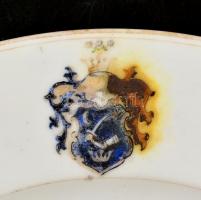 Porcelán tányér nemesi címerrel, kézzel festett, jelzett (Láng M. Budapest), kopásokkal, d: 24,5 cm