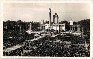Budapest XIV. XXXIV. Nemzetközi Eucharisztikus Kongresszus a Milleniumi emlékműnél
