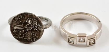 2 db gyűrű, egyik baglyos, görög felirattal, másik ezüstözött kövekkel díszített, méret: 53, 49