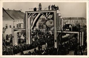 1938 Kassa, Kosice; bevonuló hadseregünk a diadalkapu előtt, bevonulás / entry of the Hungarian troops, triumphal arch