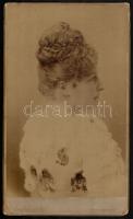 1889 Habsburg-Lotaringiai Gizella (1856-1932) főhercegnő portréja, nagyméretű keményhátú fotó Othmar von Türk bécsi műterméből, a hercegnő ajándéka azonosítatlan személynek, hátulján feliratozva, 32×19 cm