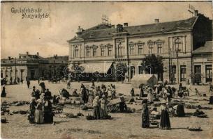 1909 Gyulafehérvár, Alba Iulia; Hunyady tér, piac árusokkal, Hungaria szálloda, Párizsi Nagy Áruház, üzlet / square, market with vendors, hotel,  shops (megerősített sarkak / restored corners)