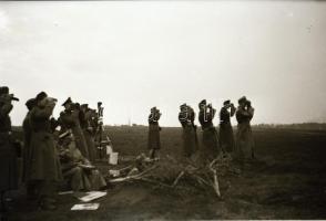 cca 1940-1945 Életképek a II. világháborúból, 8 db fotónegatív, 9×6 cm