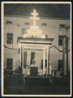 1938 Budapest, Az Eucharisztikus Kongresszus alkalmából kivilágított Szent Jobb, fotó felületén törésnyomokkal, 12×9 cm