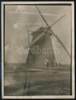 1926 Szélmalom Magyarországon, hátoldalon feliratozott fotó, foltos, 12×9 cm / windmill in Hungary, photo with fault