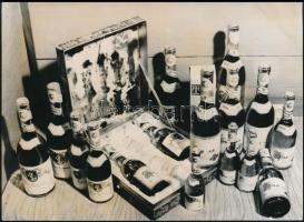 Tokajhegyaljai Állami Gazdasági Borkombinát palackozott borai, hátoldalon feliratozott sajtófotó, foltos, felületén törésnyom, 13×18 cm