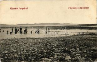 1916 Csopak, Fürdőzők a Balatonban