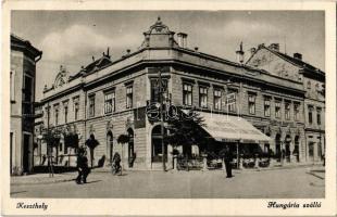 1941 Keszthely, Hotel Hungária szálloda és étterem, kerékpáros, patika (gyógyszertár), Keszthelyvidéki Takarékpénztár Rt., Lassan balra hajts tábla, rendőr